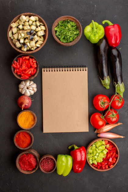 胡椒顶视图新鲜蔬菜与绿色和调味品对灰色桌餐沙拉健康食品蔬菜顶部水果绿色