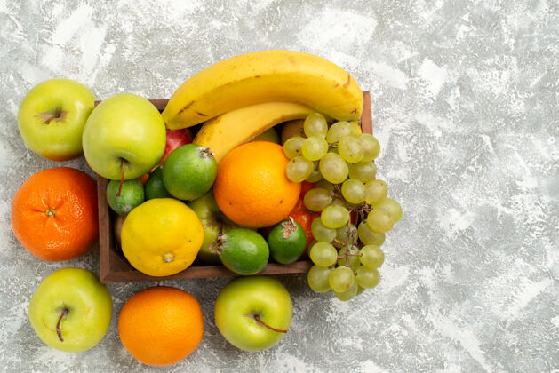 肥美顶视图由新鲜水果组成 香蕉 葡萄和飞珠上有白色的背景 水果醇厚 维生素健康 新鲜柑橘葡萄生的