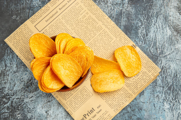 农产品灰色桌子上报纸上美味的自制薯片俯视图甜点配料报纸