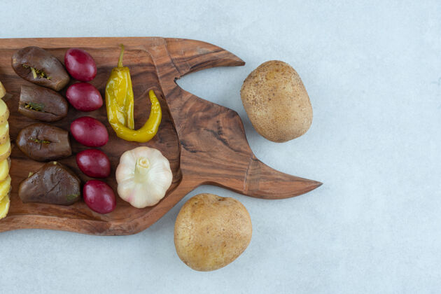 有机不同的发酵蔬菜放在木板上 大理石上大蒜李子美味