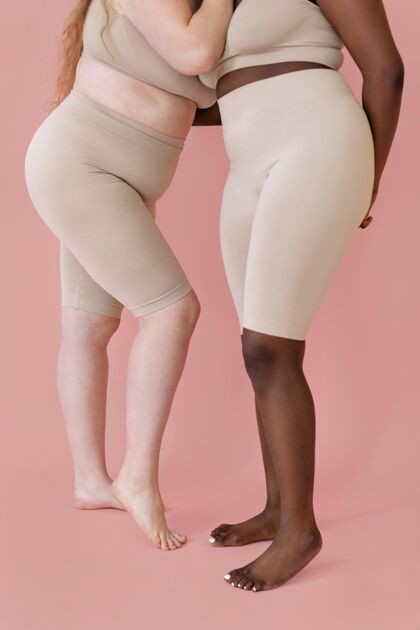 身体积极性两个女人穿着塑身衣摆姿势自信紧身衣女性身体