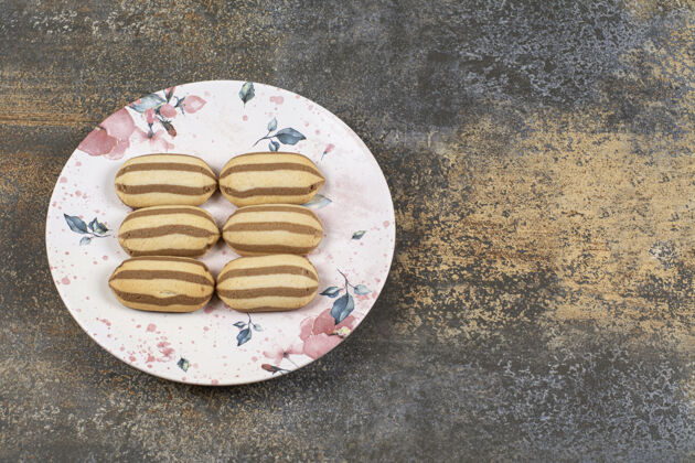 自制美味的巧克力条纹饼干放在五颜六色的盘子里饼干烘焙新鲜