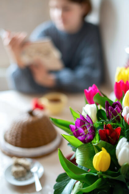 白天一束鲜花和一个女孩在桌上写字厨房生活烹饪公寓