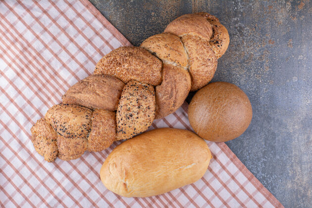 面粉各式各样的面包放在大理石表面的桌布上各种面团地壳