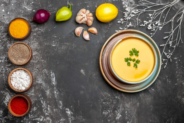 调味料碗里美味南瓜汤的俯视图食谱颜色顺滑