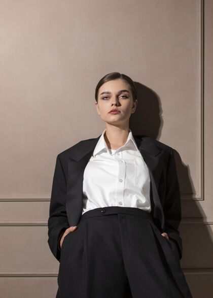 新女性优雅的女模特穿着夹克在工作室摆姿势新的女性概念西装外套魅力时尚
