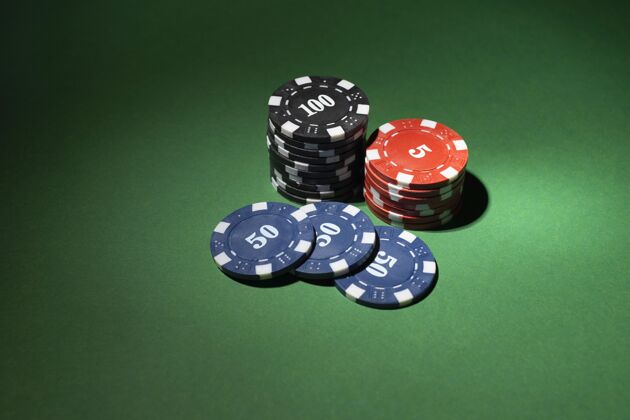 幸运绿色背景上堆叠的赌场代币成功金钱幸运