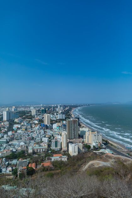 建筑湛蓝的天空下 越南的洞头市海滩越南天际线