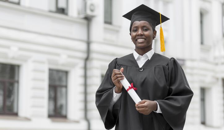 证书拿着毕业证书的中枪研究生学习大学水平