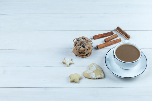 浓缩咖啡特写咖啡与肉桂 不同类型的饼干在白色木板背景横向咖啡拿铁早餐