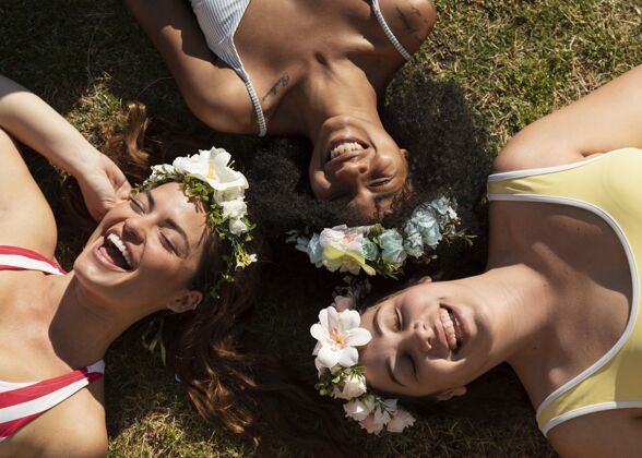夏季俯视图躺在草地上的女人夏季友谊季节