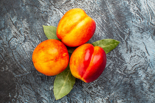 油桃新鲜桃子和成熟水果的俯视图水果新鲜的桃子成熟的