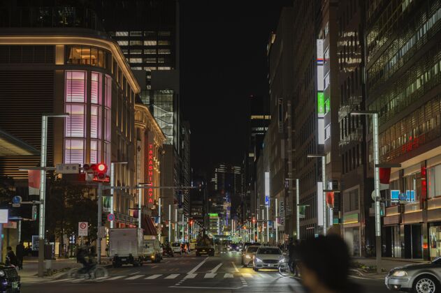 城市日本城市晚上有人在街上人行道建筑日本