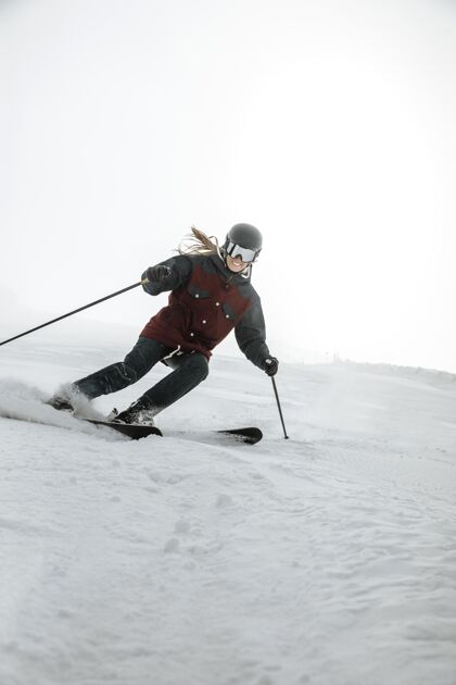 季节全镜头笑脸女子户外滑雪户外寒冷滑雪