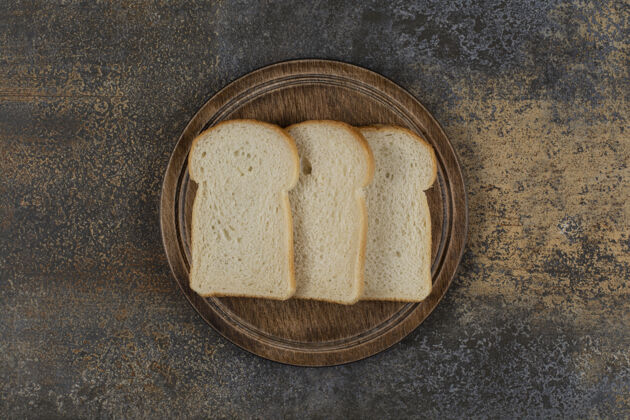 自然自制的白面包片放在木板上切片早餐小吃