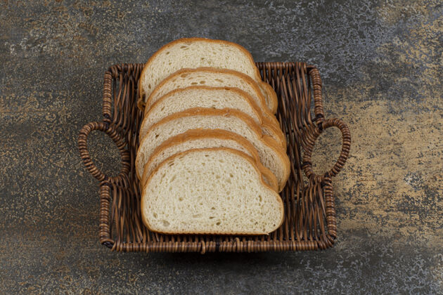 切片在木篮里放几片新鲜的白面包面包皮美味面包房