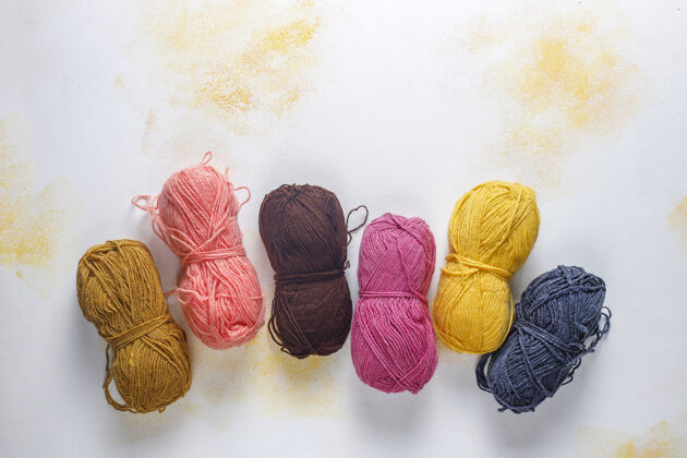 针织用针线编织成不同颜色的纱线球毛爱好各种