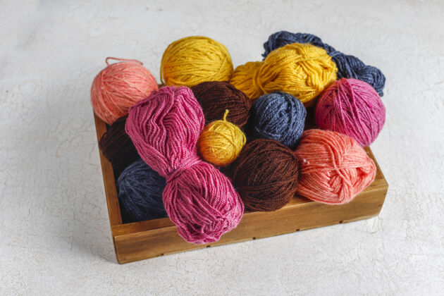 各种用针线编织成不同颜色的纱线球爱好针织纱