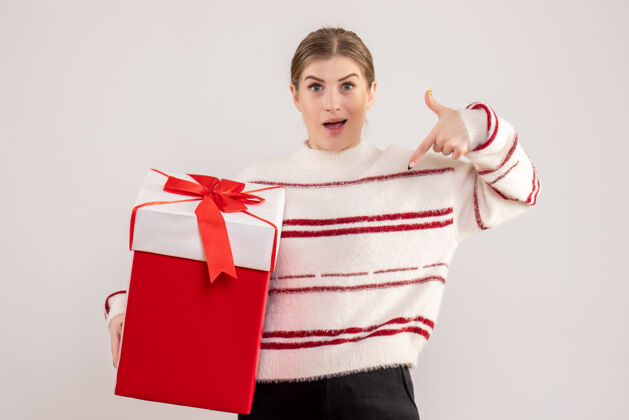 包年轻的女性拿着白色的红色礼物情绪圣诞节年轻女性