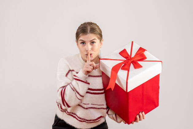礼物年轻的女性拿着礼物在白色的盒子里观点情感年轻女性