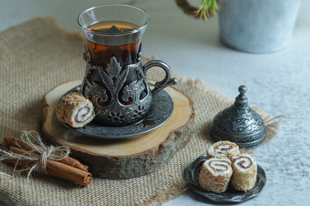 美味美味的甜点和一杯茶放在石头表面絮絮美食喜悦