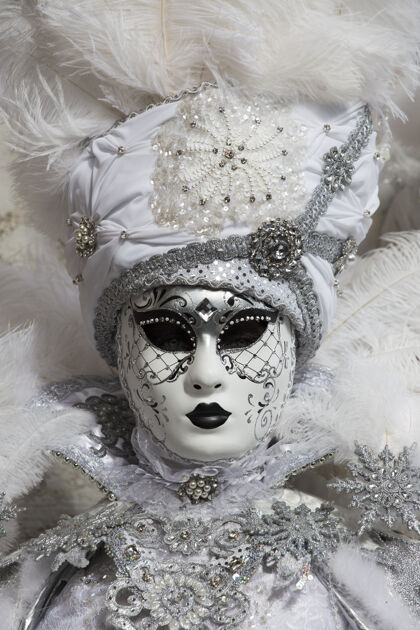 人在举世闻名的嘉年华期间 身着美丽礼服和传统威尼斯面具的女性幻想节日威尼斯人