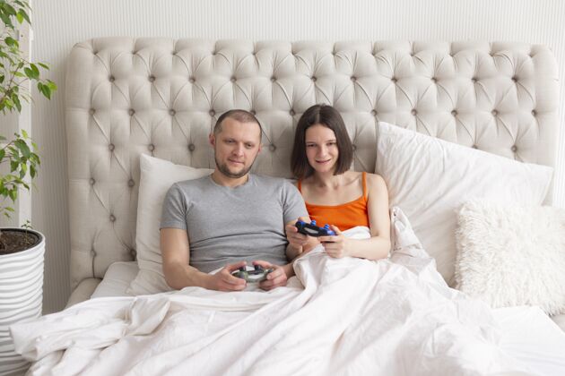 虚拟夫妻俩在床上玩电子游戏技术视频游戏玩家