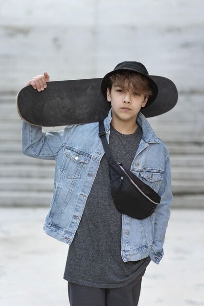 年轻人十几岁的男孩玩滑板帽子男孩活动