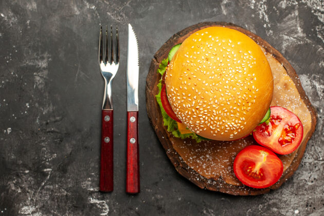 快餐顶视图肉类汉堡与蔬菜和奶酪在黑暗的地板面包快餐三明治多汁美味膳食