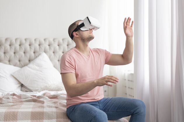 在线戴着虚拟现实护目镜玩电子游戏的男人乐趣技术玩家