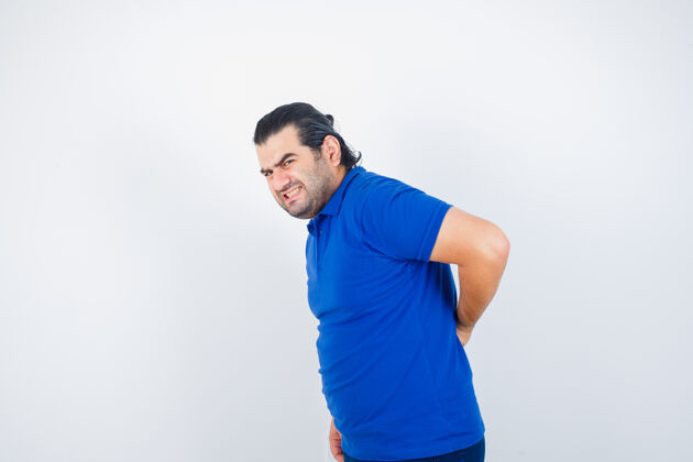 体温身穿蓝色t恤的中年男子背痛 面容不适 正面照背痛人表情
