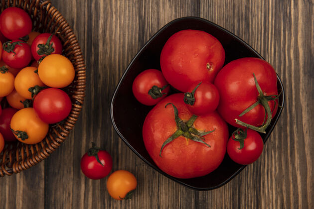 碗顶视图软红色和橙色樱桃番茄桶上的一个大尺寸的西红柿碗上的一个木制墙壁木材农业蔬菜
