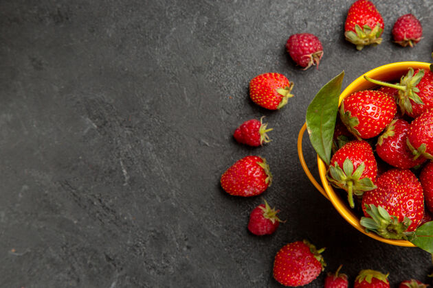 新鲜的红色草莓顶视图新鲜的红色草莓衬在深色的桌子上颜色浆果草莓多汁健康
