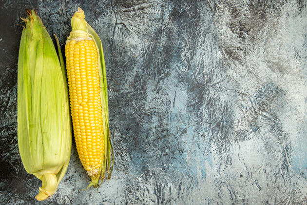玉米顶视图新鲜的生玉米黄色植物在黑暗的光地板绿色植物照片绿色种子食品