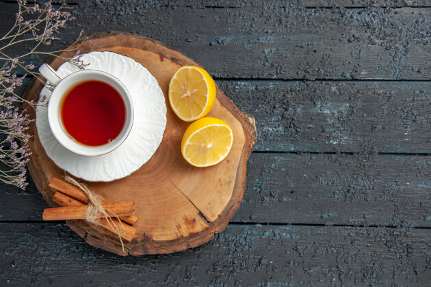 早晨一杯柠檬茶 放在深色的桌子上顶部茶杯马克杯