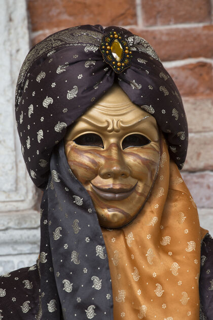 节日在举世闻名的狂欢节期间 一个戴着传统威尼斯面具的男人人表演男性