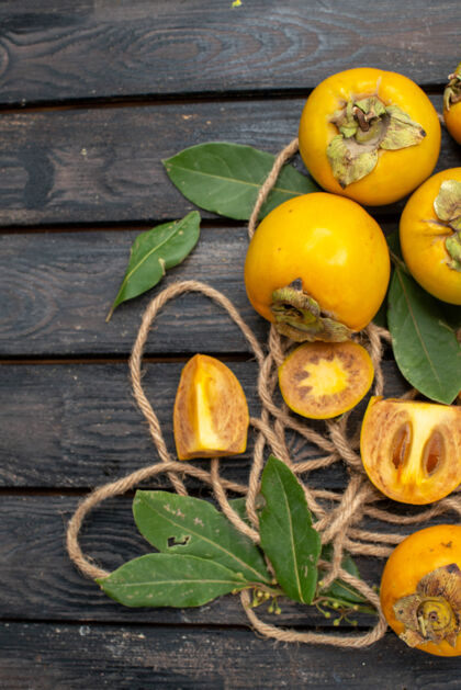 有机顶视图新鲜甜甜的柿子放在木质质朴的桌子上 果实醇厚农业黄色成熟
