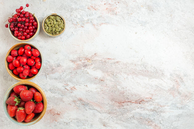 背景顶视图新鲜的红色水果放在白色的桌子上新鲜的水果季节无人浆果