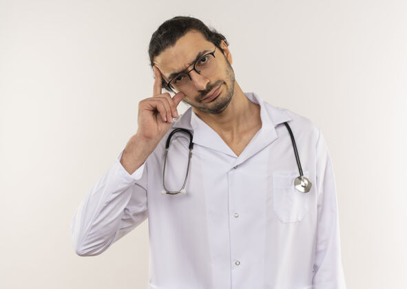 眼镜年轻的男医生戴着眼镜 穿着白大褂 听诊器 手对头放在白大褂上思考听诊器男性