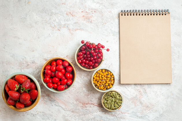 笔记顶视图新鲜的红色草莓和其他水果放在白色的桌子上 水果浆果水果成熟顶部