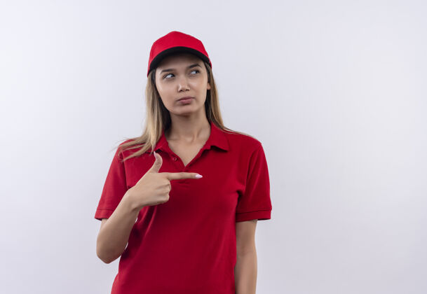 交货看着边想边送的年轻女孩 穿着红色制服 戴着帽子 点到边上 隔离在白墙上 留着复印空间思考穿年轻