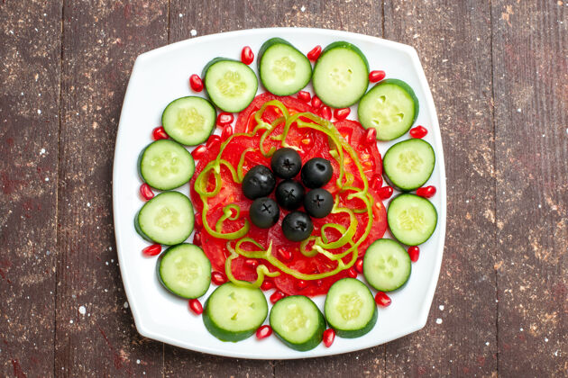 午餐顶视图切片黄瓜和橄榄在棕色的乡村桌上盘子里饮食沙拉蔬菜维生素健康饮食食物健康
