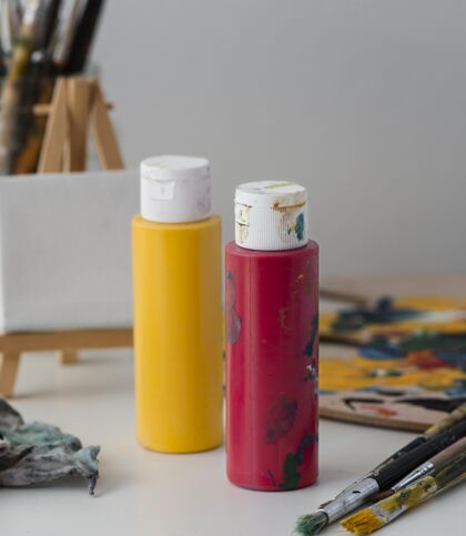 调色板桌上的艺术家道具画笔艺术家罐子