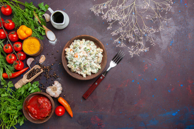 生的俯视图美味的玛雅奈斯沙拉 带绿色和蔬菜的深色背景餐食品沙拉零食午餐顶部餐厅景观