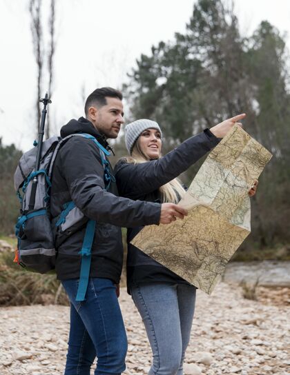 旅游自然夫妻咨询图一起夫妇徒步旅行