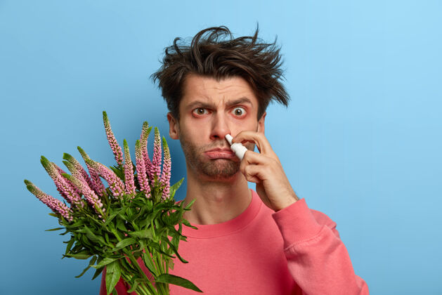 开花不高兴的男子患有季节性过敏 滴鼻喷雾剂 持有植物引起喷嚏 厌倦了不断的治疗 试图找到良好的质量补救措施季节性健康问题治疗疾病持有
