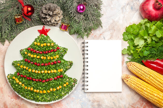 庆祝顶视图美味的节日沙拉在圣诞树形状的灯光背景冷杉餐年