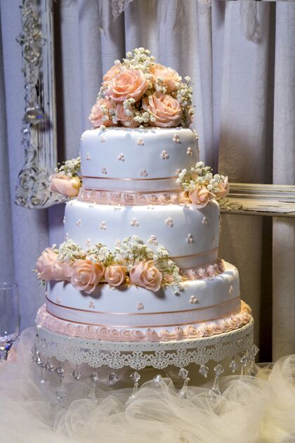 小吃垂直特写镜头美丽的三层蛋糕与玫瑰装饰糕点糖美味