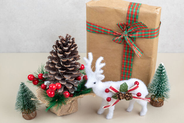 采购产品圣诞树白色表面有纸盒的圣诞玩具圣诞松果圣诞弓盒子