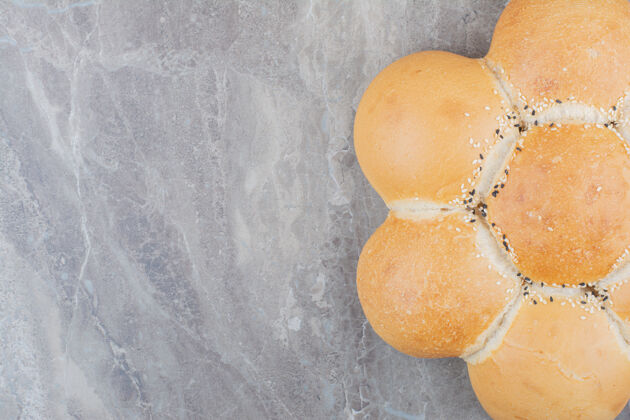 黑麦大理石表面上的圆形白面包糕点口味面包